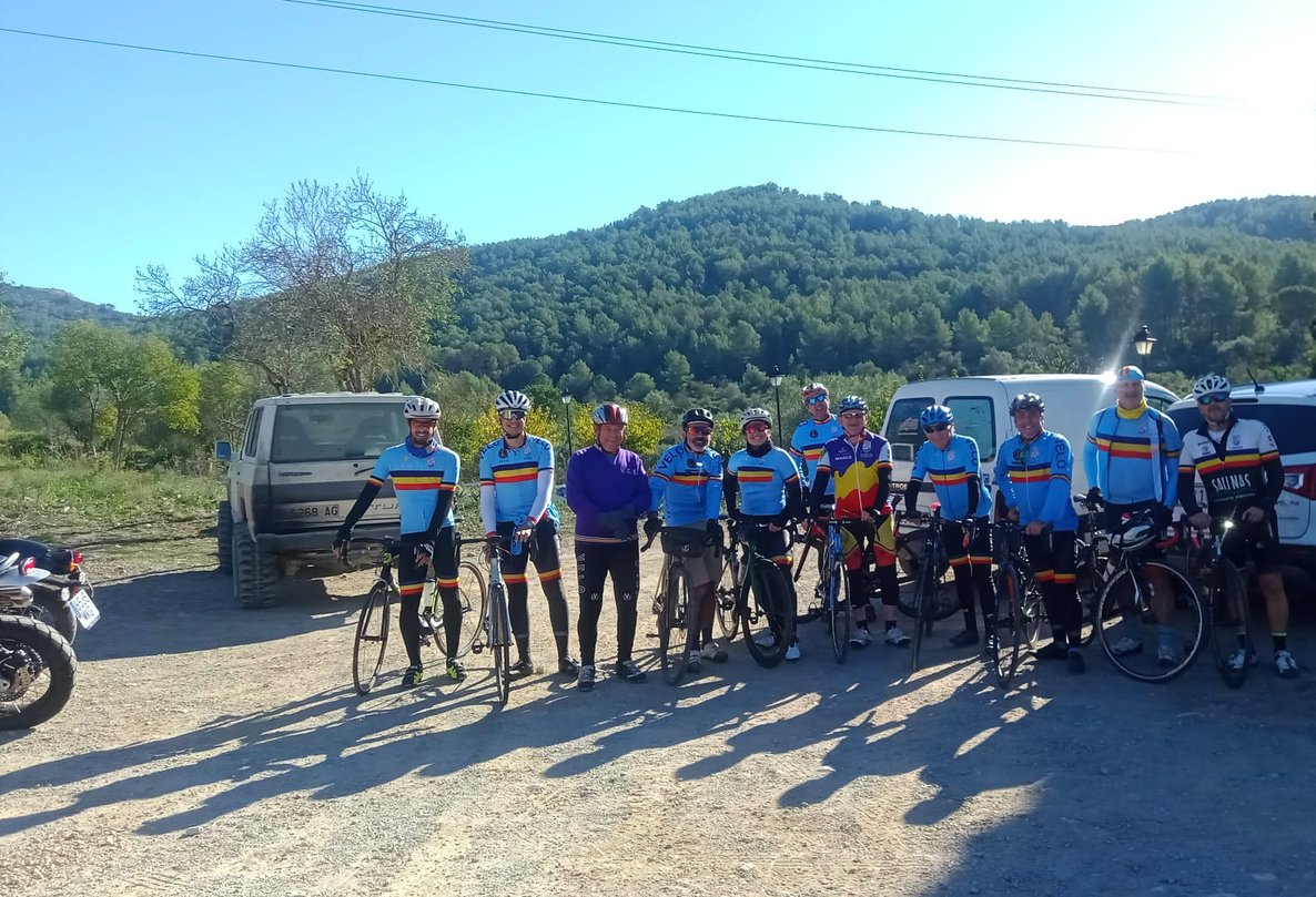 Socios del VeloClubExcursionista junto a sus bicicletas durante una salida